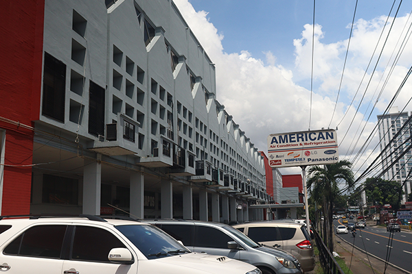 afuera.atras.plaza.agora